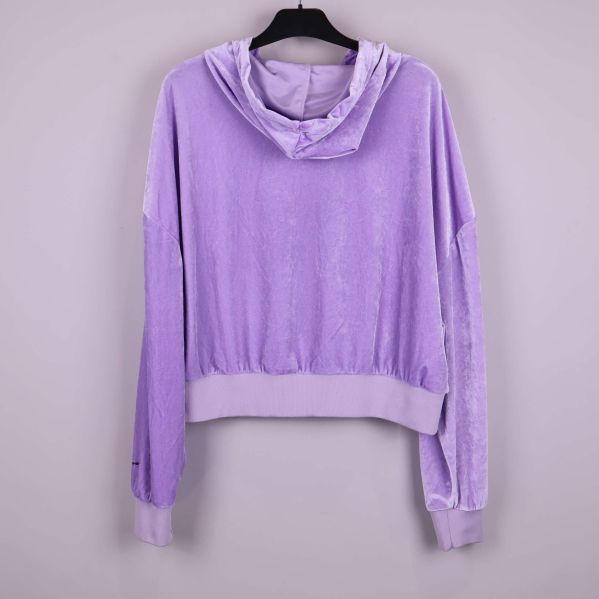 Baksidan av lila hoodie i velourmaterial