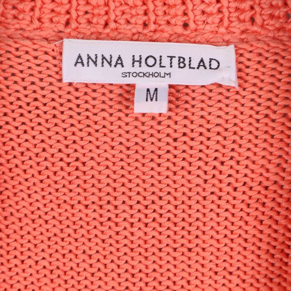 Närbild på etikett Anna Holtblad Stockholm M