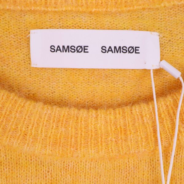 Närbild på Samsøe Samsøe-märkning inuti kragen