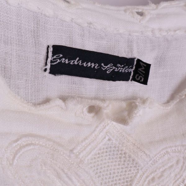 Närbild på Gudrun Sjödén etikett i nacken