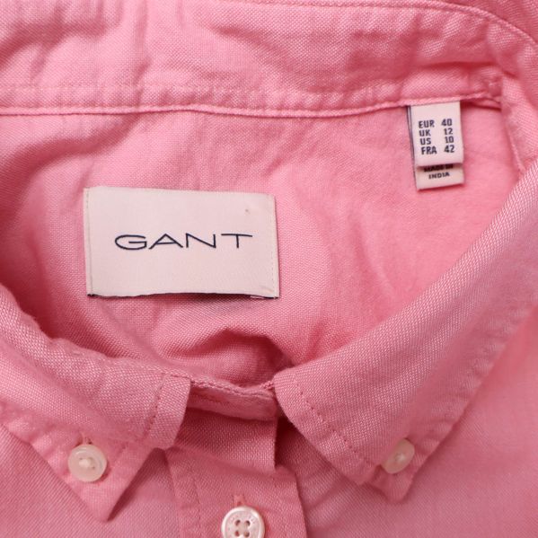Närbild på skjortans krage och Gant-loggan