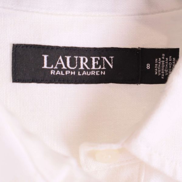Närbild på varumärkestaggen Lauren Ralph Lauren