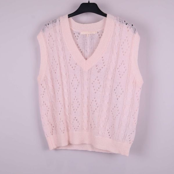Stickad väst med v-ringning och spetsmönster fram