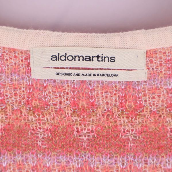 Närbild på etikett med texten aldomartins Designed and Made in Barcelona