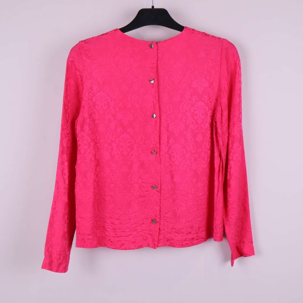 Cerise mönstrad blus med knappar baktill
