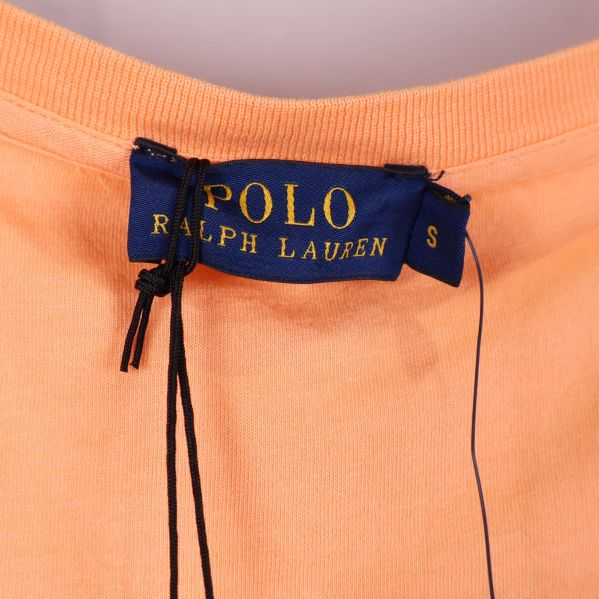 Närbild på Polo Ralph Lauren etikett i halsen på klänningen