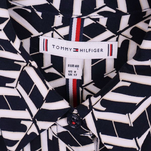 Närbild på krage och etikett med varumärke Tommy Hilfiger