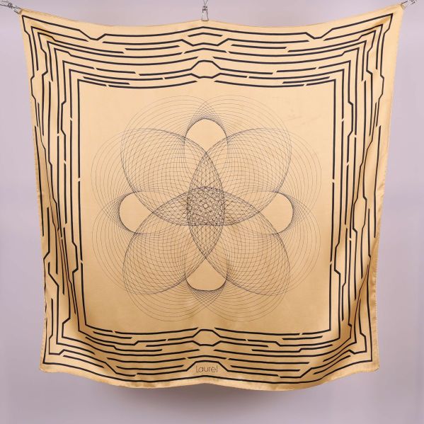 Kvadratisk beige scarf med svart grafiskt mönster