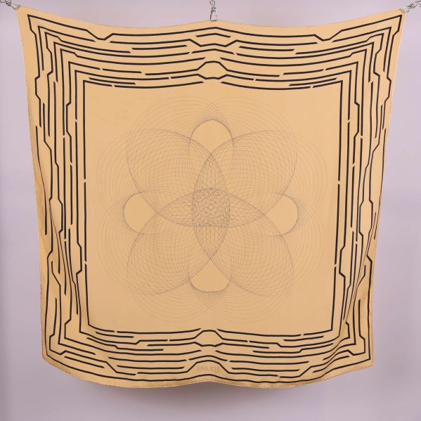 Beige scarf med grafiska linjer, upphängd framifrån