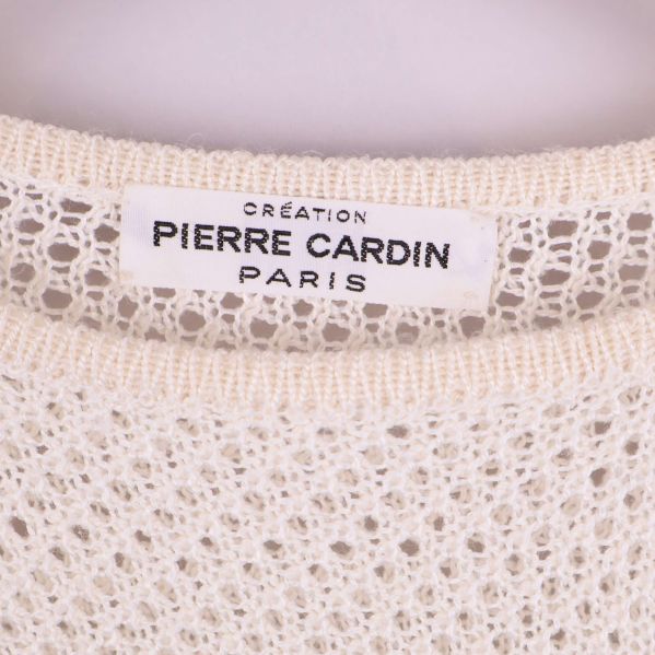 Närbild på etikett Pierre Cardin i tröjans hals