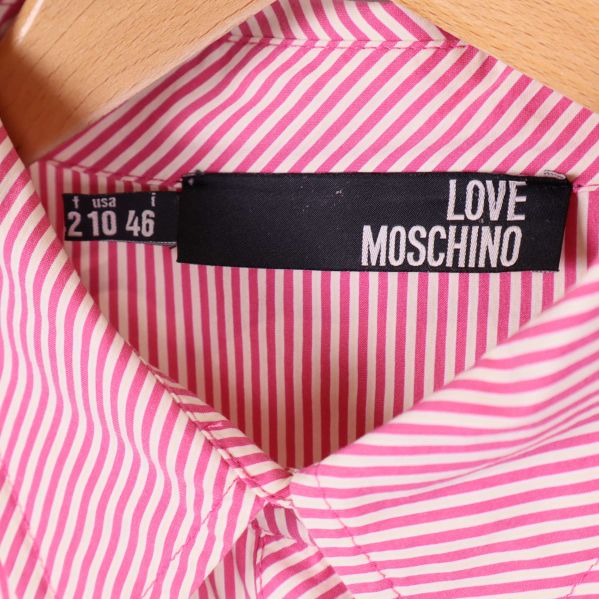 Närbild på Love Moschino-etikett i skjortans krage samt storlek