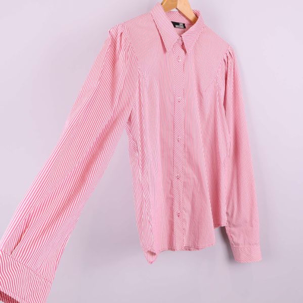 Randig skjorta i rosa och vitt visad från sidan med lång ärm
