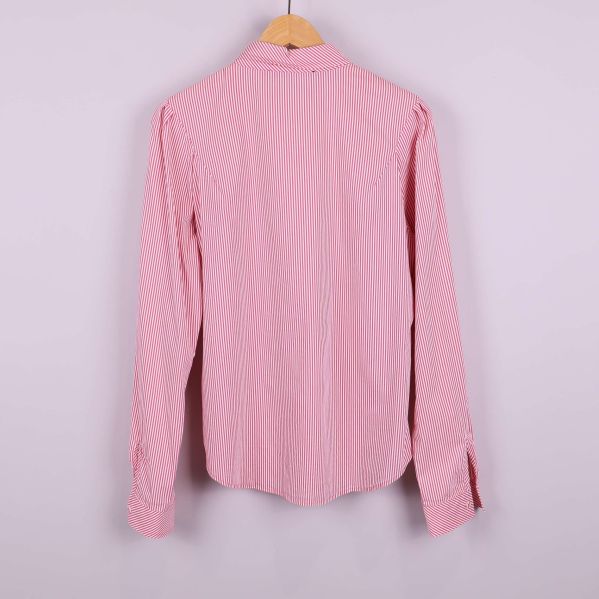 Baksida av rosa randig skjorta med lång ärm och strukturerade axlar