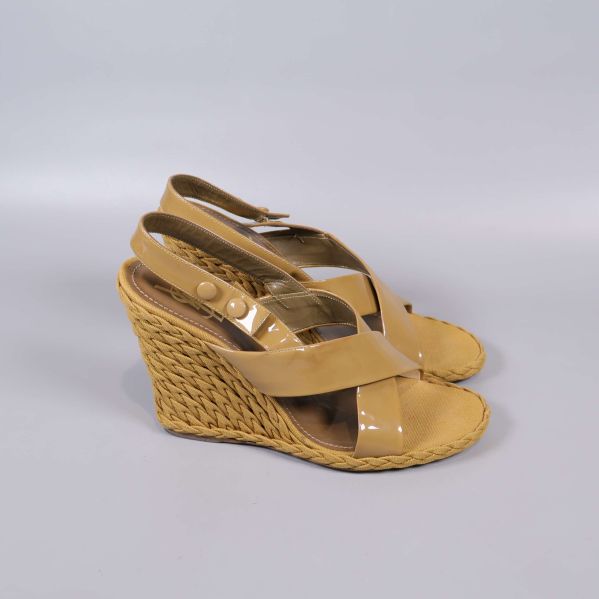 Sandaler med beige lackade remmar från sidan