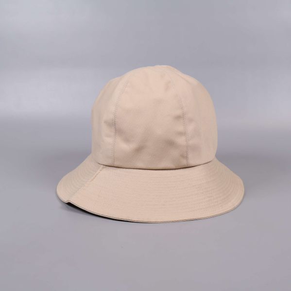 Bucket hat i beige sedd framifrån 