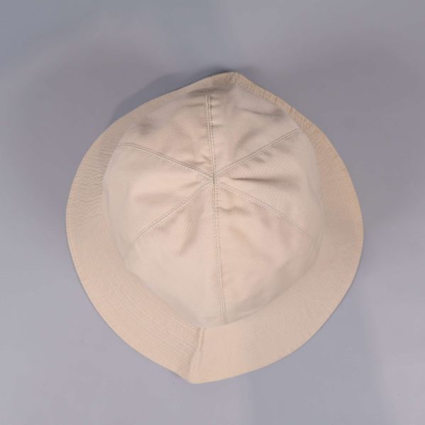 Bucket hat sedd ovanifrån med synliga sömmar