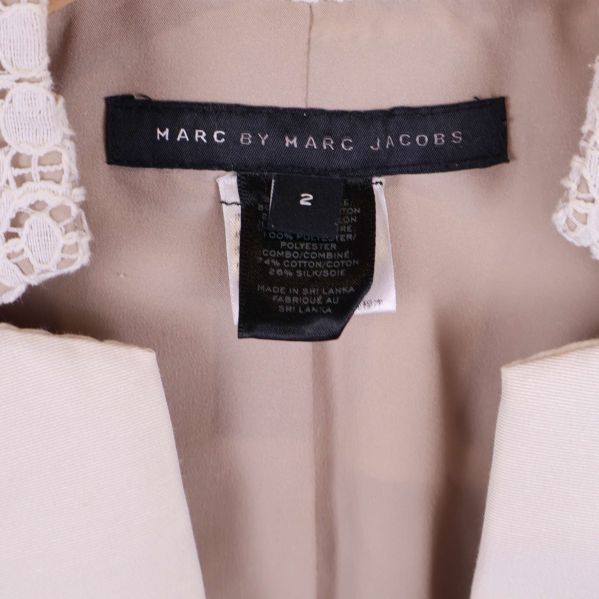 Närbild av svart Marc by Marc Jacobs etikett inuti kavajen