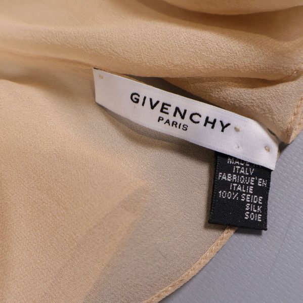 Närbild på Givenchy Paris tygmärke och materiallapp i scarf