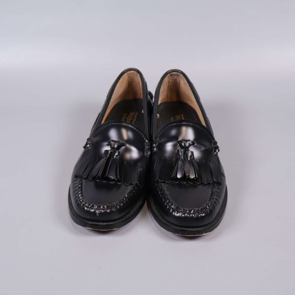 Loafers med tofs fotograferad framifrån
