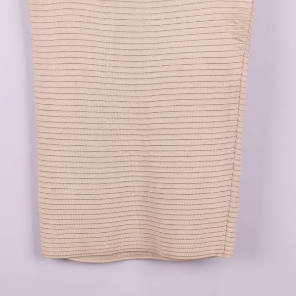 Nederdel av stickad beige kjol med tydlig ribbstruktur
