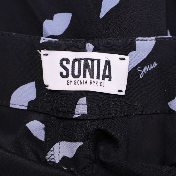 Närbild på etikett med texten Sonia by Sonia Rykiel på byxans insida