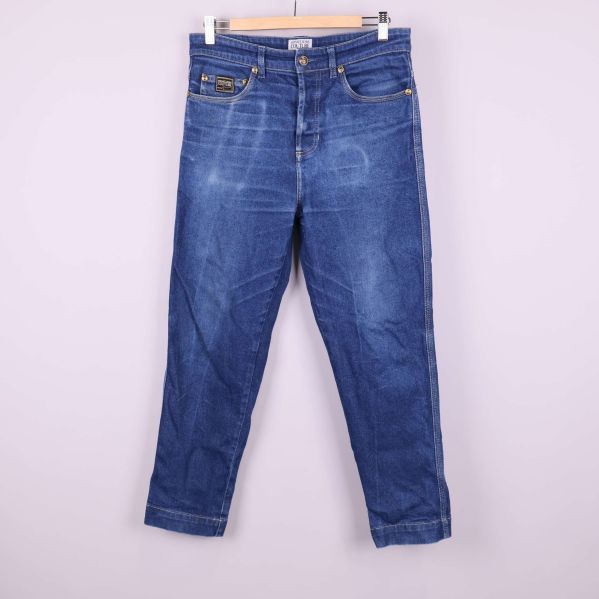 Framsida av blå stretchjeans 