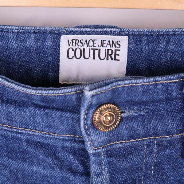 Etikett med text Versace Jeans Couture i midjan