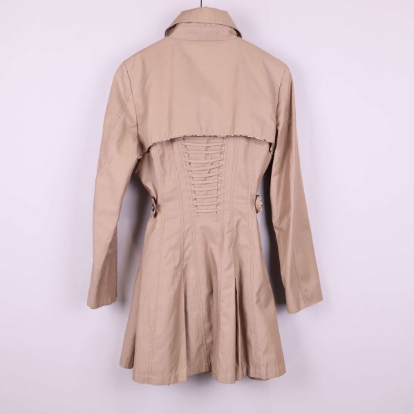 Baksida av beige trenchcoat med rynkade detaljer