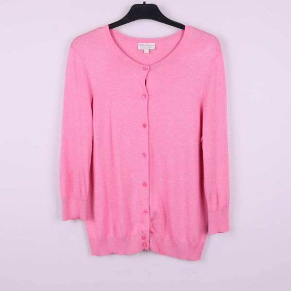 Framsidan av rosa cardigan med knappar
