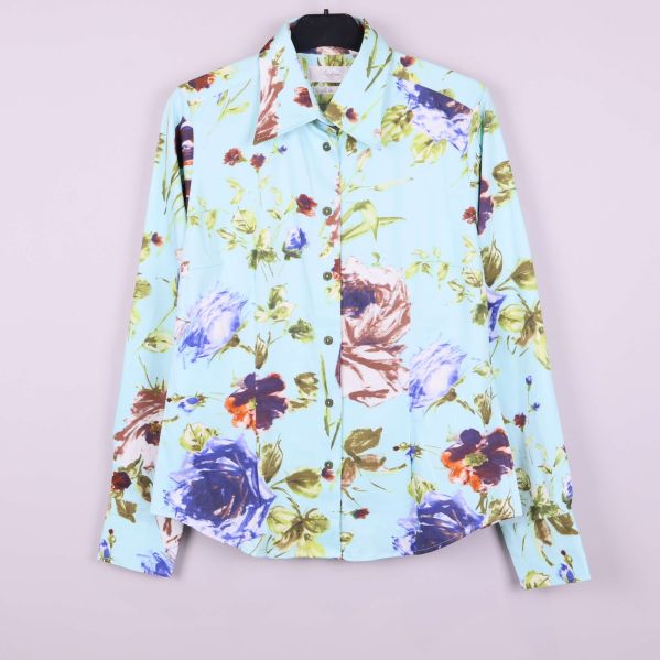 Skjorta med blommigt mönster framifrån på galge