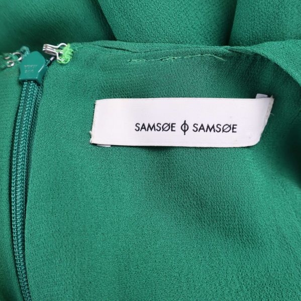 Närbild på etikett med Samsøe Samsøe-logotyp