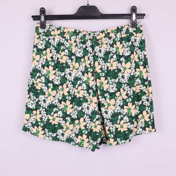 Baksidan av shorts med grönt och vitt blommönster