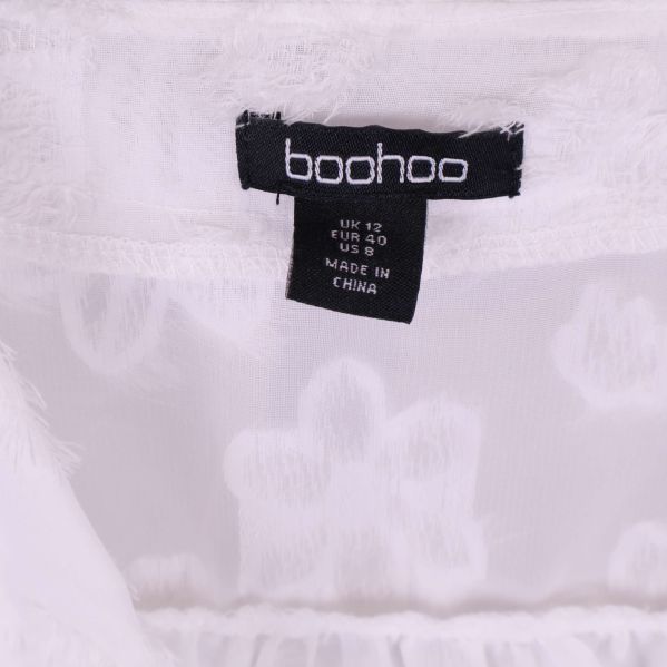 Blus med boohoo-märke och storleksetikett