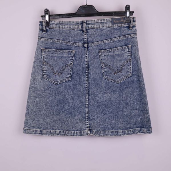 Blå denimkjol med två bakfickor och sydda detaljer