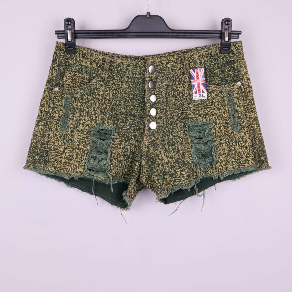 Gröna strukturerade shorts med slitna detaljer och knappar framtill