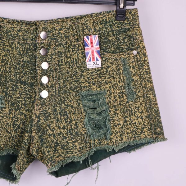 Detaljbild på shortsens knappar och Union Jack-märke