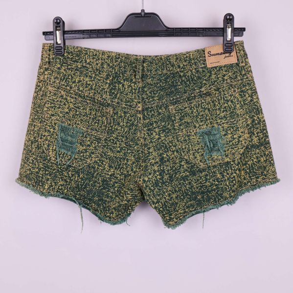 Baksidan på gröna shorts med fickor och fransig kant