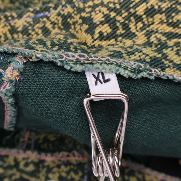 Etikett med storlek XL sydd inuti shortsen