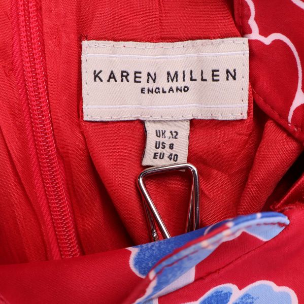 Närbild på Karen Millen-märkesetikett och storlekslapp