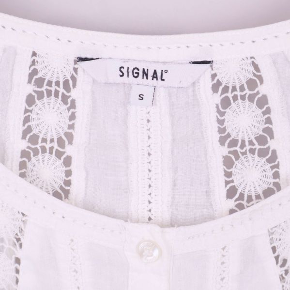 Närbild på Signal-märke i halsen och spets