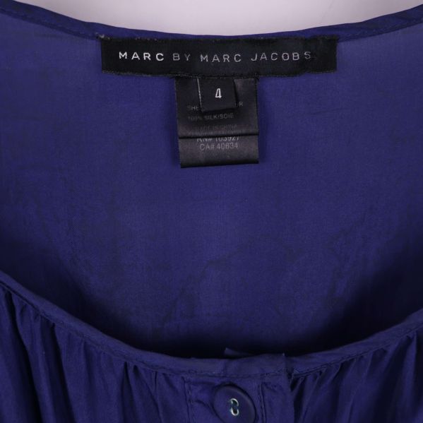 Närbild på märkesetikett Marc by Marc Jacobs