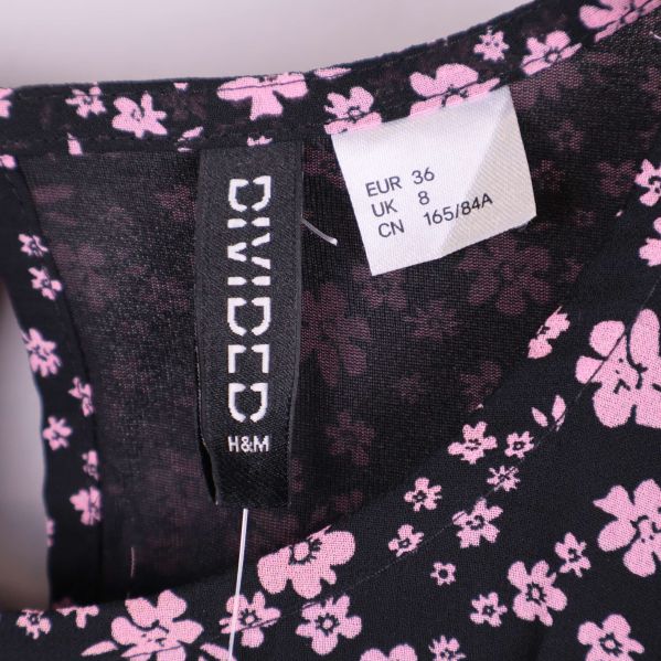 Storleksetikett visar EUR 36 och Divided H&M