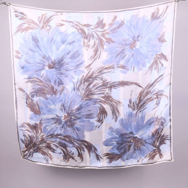 Scarves med blått och brunt blommönster utbredd