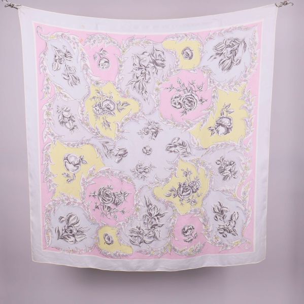 Scarf vikt i spiral med rosa och gula fält