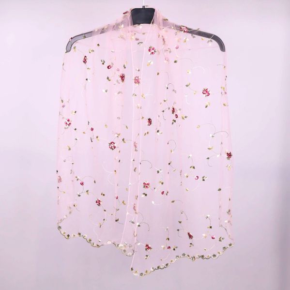 Ljusrosa sjal med broderade blommor på galge