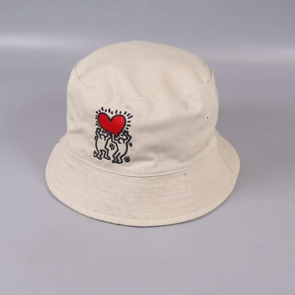 Bucket hat beige med röd hjärtbrodyr på framsidan