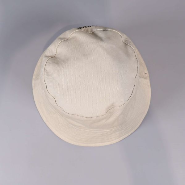 Överst vy av bucket hat i beige färg