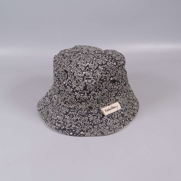 Bucket hat insida med grafiskt mönster och etikett