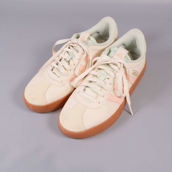 Sneakers i ljusa färger med rosa ränder och brun sula