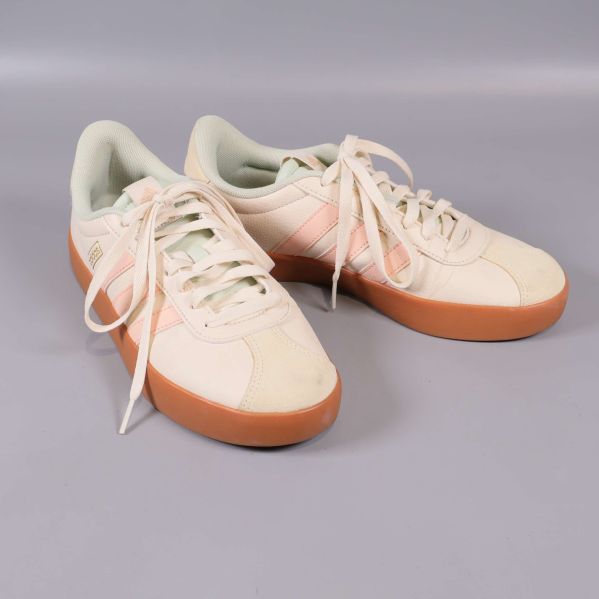 Sneakers från sidan med rosa ränder och brun yttersula